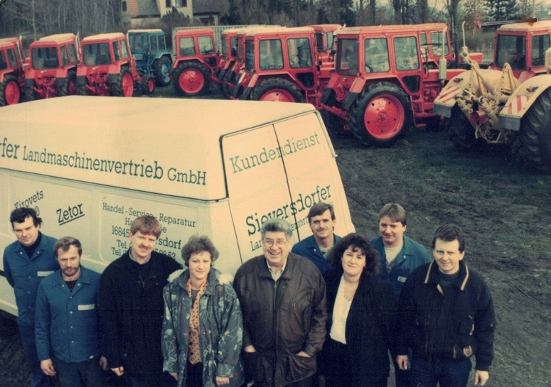 Das Sieversdorfer Team mit eigenem Firmenwagen