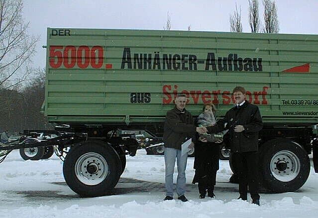 Thomas van der Mee übergibt den 5000. verkauften Aufbau